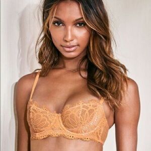 Victoria's Secret Lace Eyelash Bra Size 32B